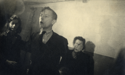 811801 Afbeelding van de blijdschap bij de aanwezige leden van de ondergrondse in een schuilbunker in de boomgaard bij ...